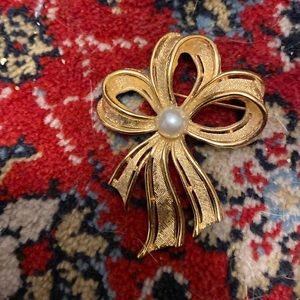 Vintage Napier gold tone brooch